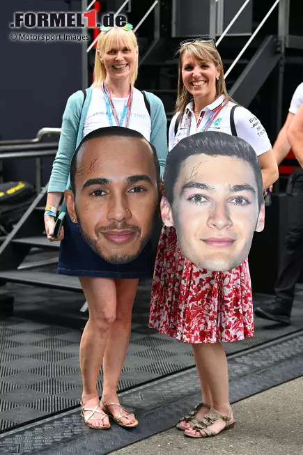 Foto zur News: Fans von Lewis Hamilton (Mercedes) und George Russell (Mercedes)