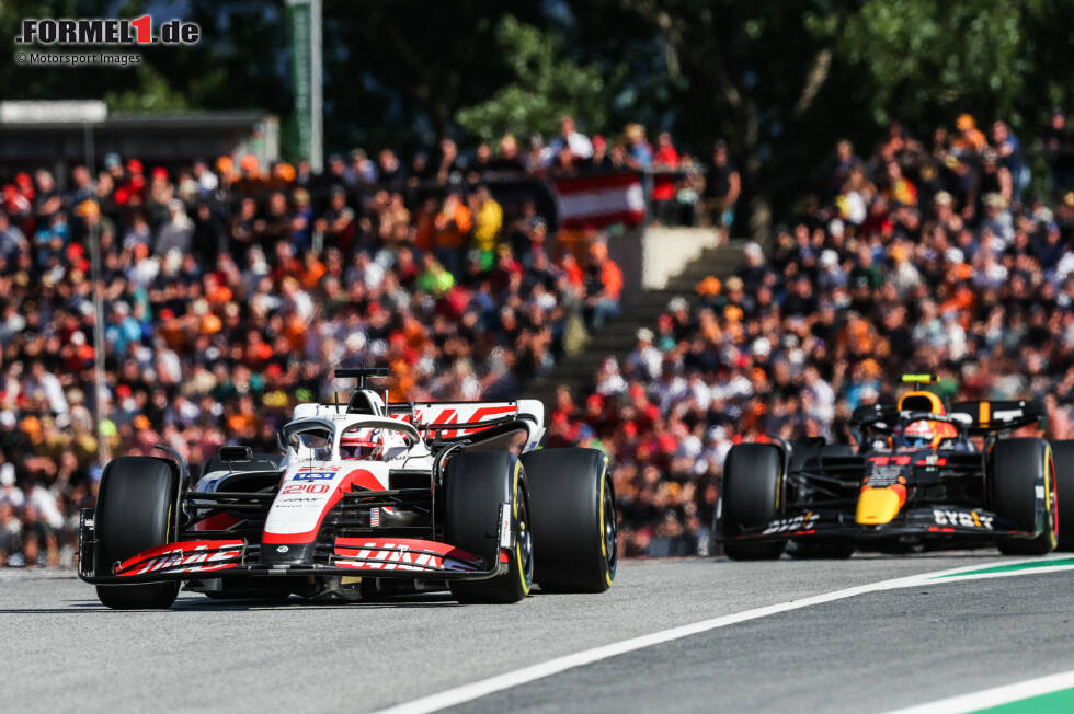 Foto zur News: Kevin Magnussen (Haas) und Sergio Perez (Red Bull)