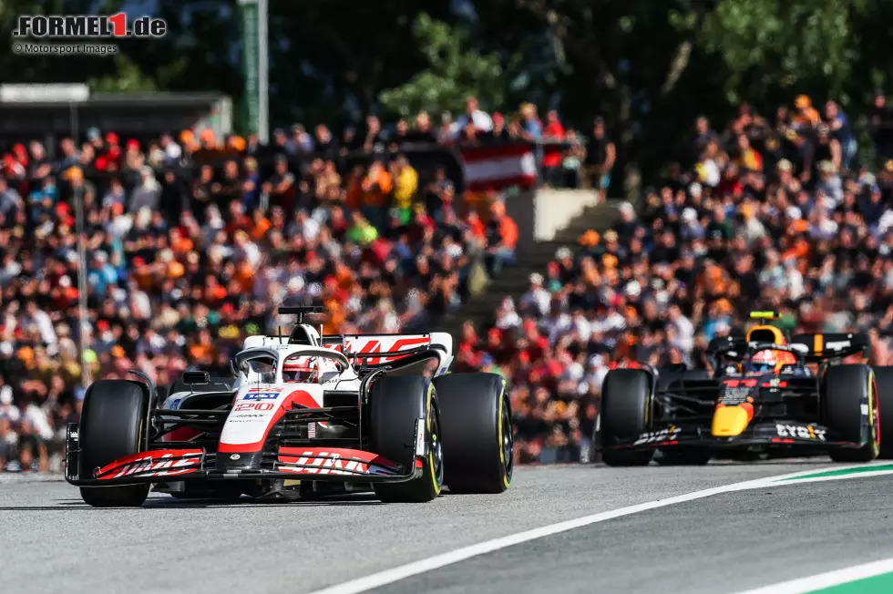 Foto zur News: Kevin Magnussen (Haas) und Sergio Perez (Red Bull)