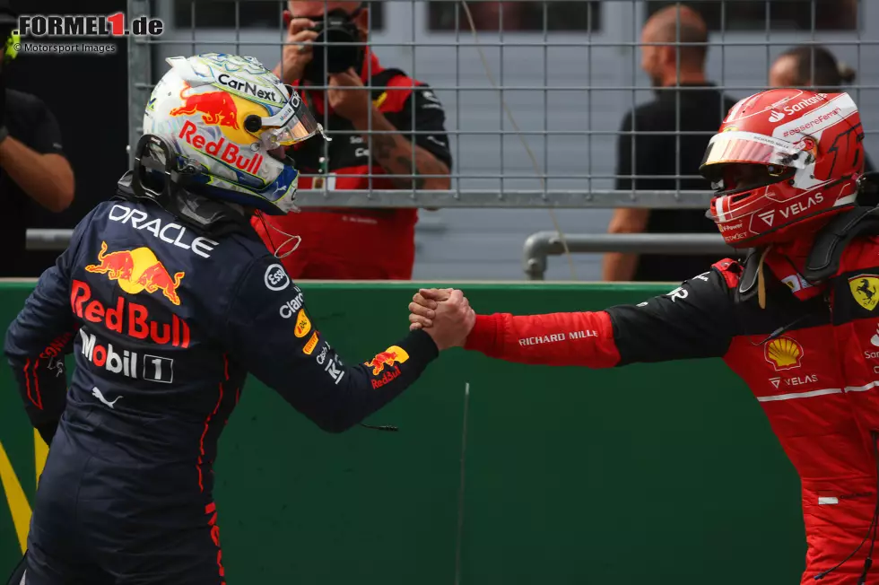 Foto zur News: Max Verstappen (Red Bull) und Charles Leclerc (Ferrari)