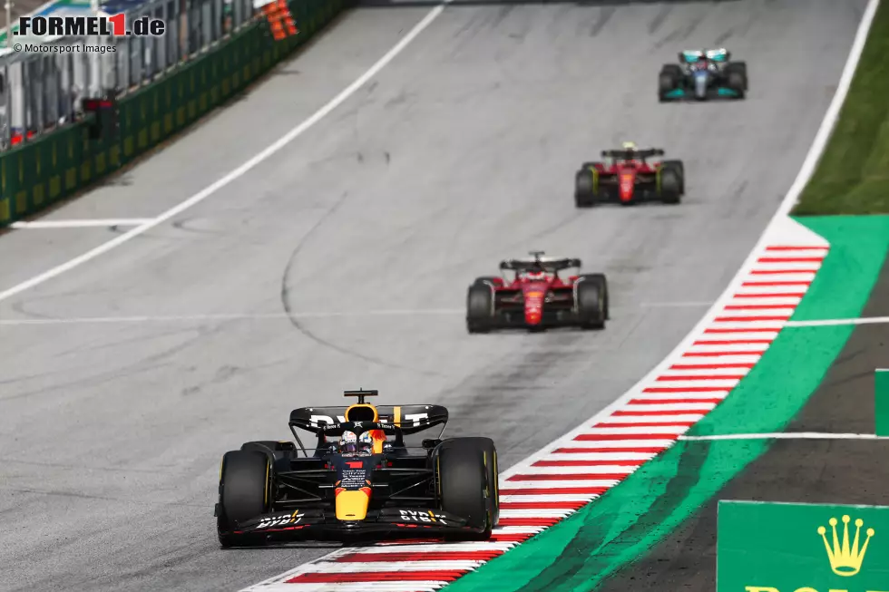 Foto zur News: Max Verstappen (Red Bull), Charles Leclerc (Ferrari) und Carlos Sainz (Ferrari)