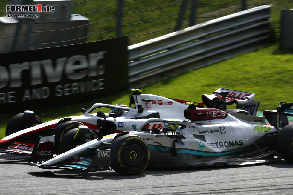 Foto zur News: Mick Schumacher (Haas) und Lewis Hamilton (Mercedes)