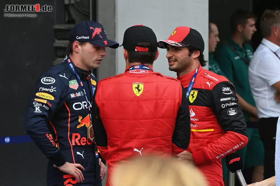 Foto zur News: Max Verstappen (Red Bull), Charles Leclerc (Ferrari) und Carlos Sainz (Ferrari)