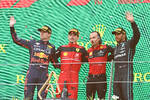 Foto zur News: Max Verstappen (Red Bull), Charles Leclerc (Ferrari) und Lewis Hamilton (Mercedes)