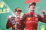 Foto zur News: Max Verstappen (Red Bull) und Charles Leclerc (Ferrari)