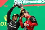 Foto zur News: Lewis Hamilton (Mercedes) und Charles Leclerc (Ferrari)