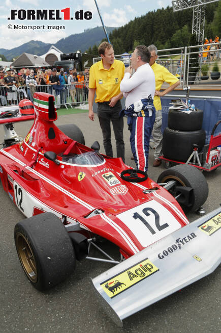 Foto zur News: Zak Brown am Ferrari von Niki Lauda