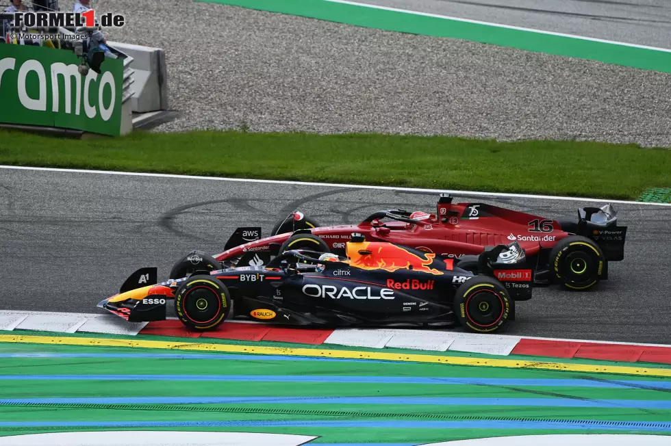 Foto zur News: Charles Leclerc (Ferrari) und Max Verstappen (Red Bull)