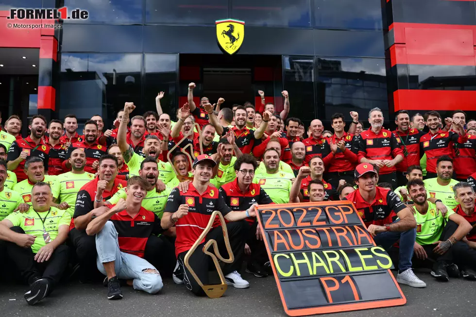 Foto zur News: Charles Leclerc (Ferrari), Mattia Binotto und Carlos Sainz (Ferrari)