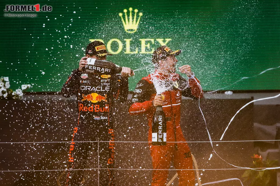 Foto zur News: Max Verstappen (Red Bull) und Charles Leclerc (Ferrari)