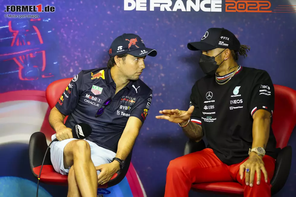 Foto zur News: Sergio Perez (Red Bull) und Lewis Hamilton (Mercedes)