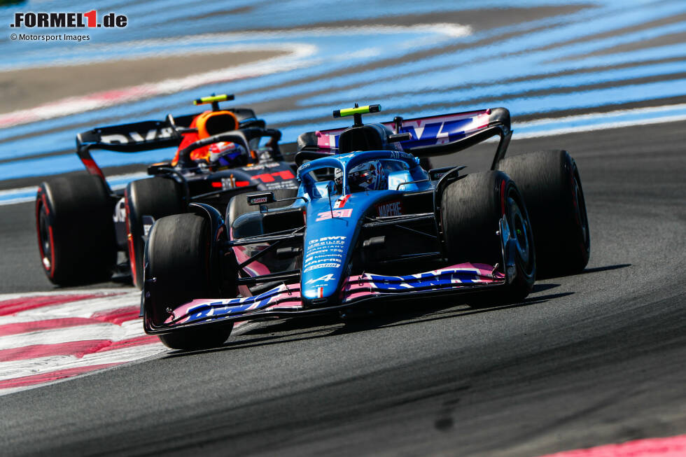 Foto zur News: Esteban Ocon (Alpine) und Sergio Perez (Red Bull)