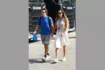 Foto zur News: Fernando Alonso (Alpine) mit Andrea Schlager