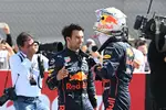 Foto zur News: Sergio Perez (Red Bull) und Max Verstappen (Red Bull)