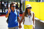 Foto zur News: Fernando Alonso (Alpine) und Andrea Schlager