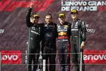 Foto zur News: Lewis Hamilton (Mercedes), Max Verstappen (Red Bull) und George Russell (Mercedes)