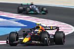 Foto zur News: Sergio Perez (Red Bull) und George Russell (Mercedes)