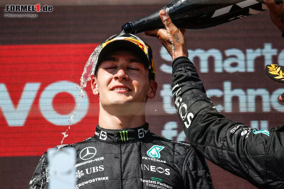 Foto zur News: George Russell (Mercedes) und Lewis Hamilton (Mercedes)