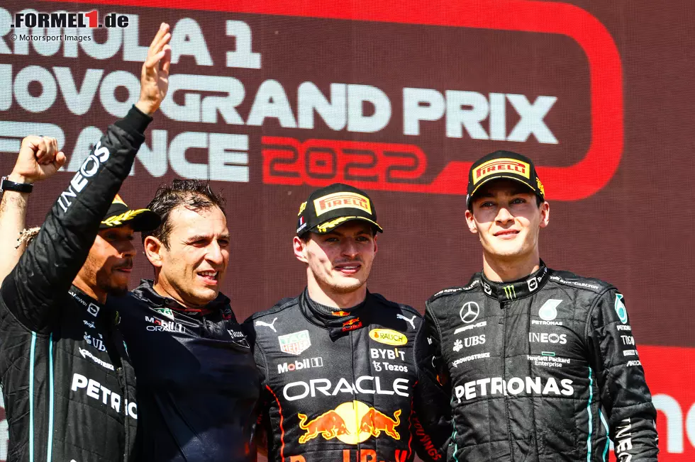 Foto zur News: Lewis Hamilton (Mercedes), Max Verstappen (Red Bull) und George Russell (Mercedes)