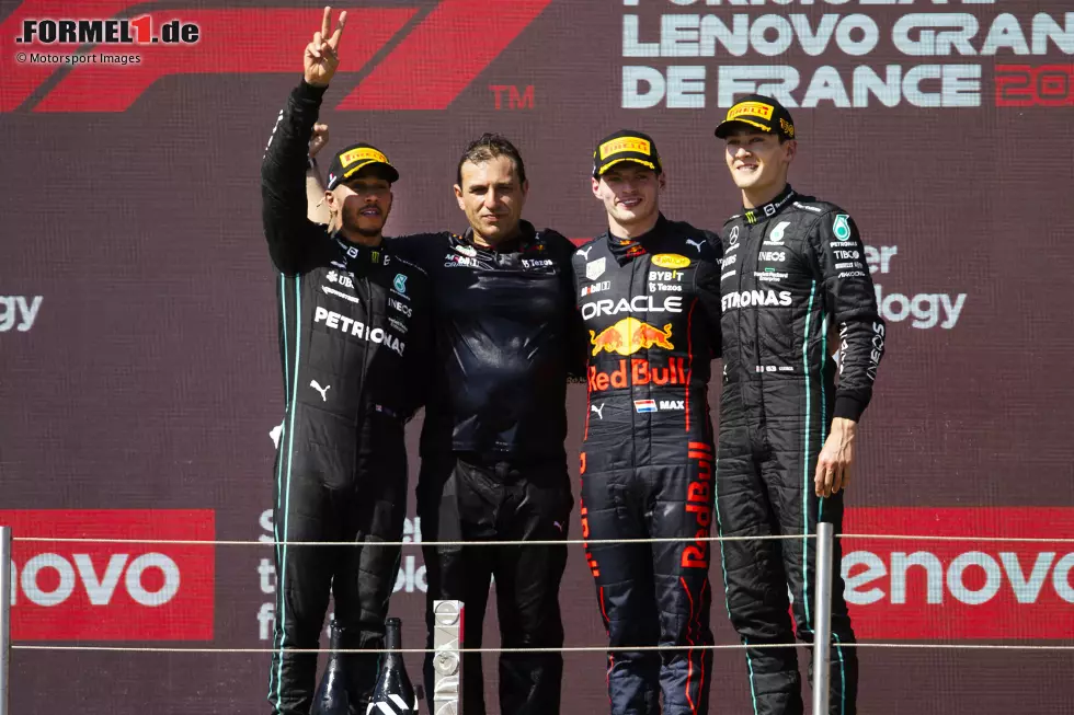 Foto zur News: Lewis Hamilton (Mercedes), Max Verstappen (Red Bull) und George Russell (Mercedes)