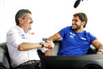 Foto zur News: Teamchef Günther Steiner mit Pietro Fittipaldi (Haas)