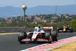 Foto zur News: Mick Schumacher (Haas) und Max Verstappen (Red Bull)