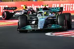 Foto zur News: Lewis Hamilton (Mercedes) und Sergio Perez (Red Bull)