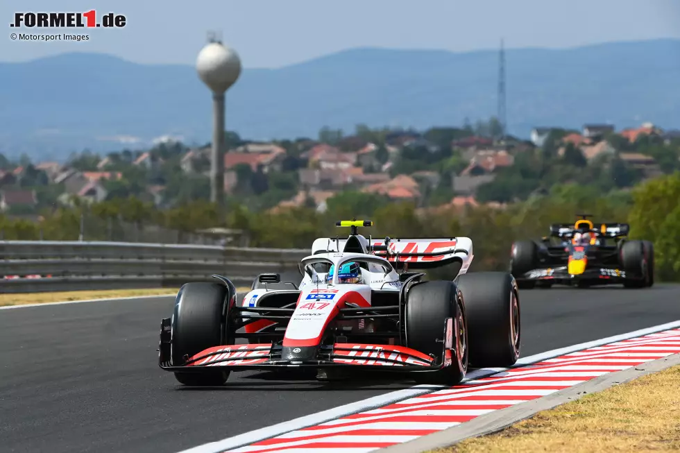 Foto zur News: Mick Schumacher (Haas) und Max Verstappen (Red Bull)