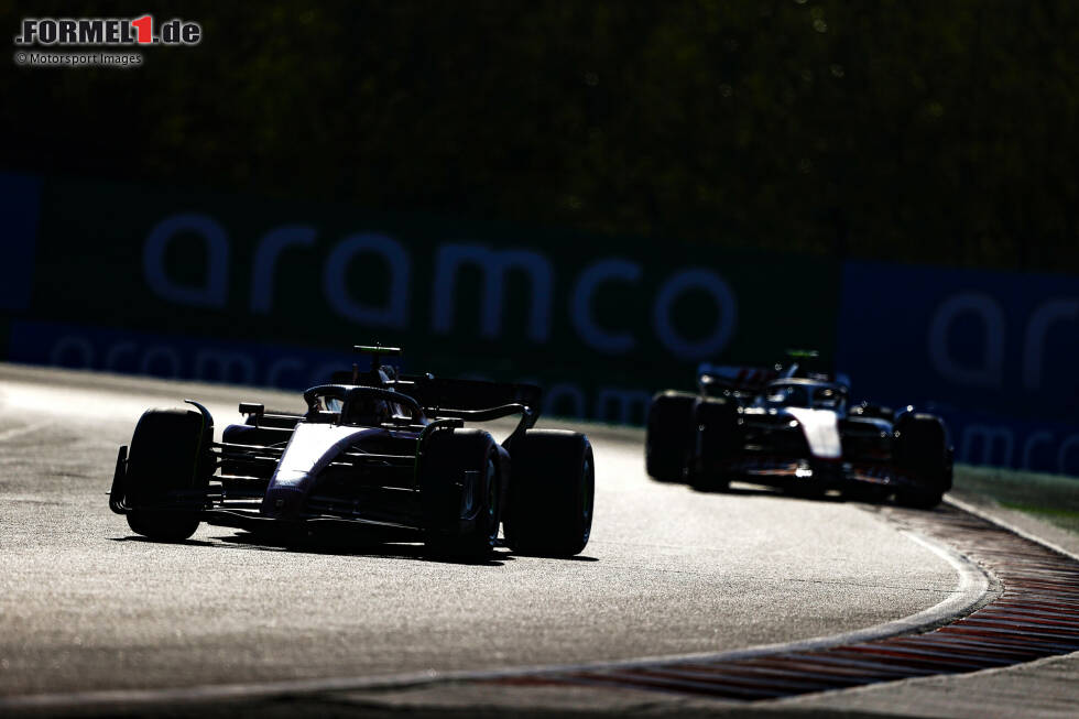Foto zur News: Carlos Sainz (Ferrari) und Mick Schumacher (Haas)