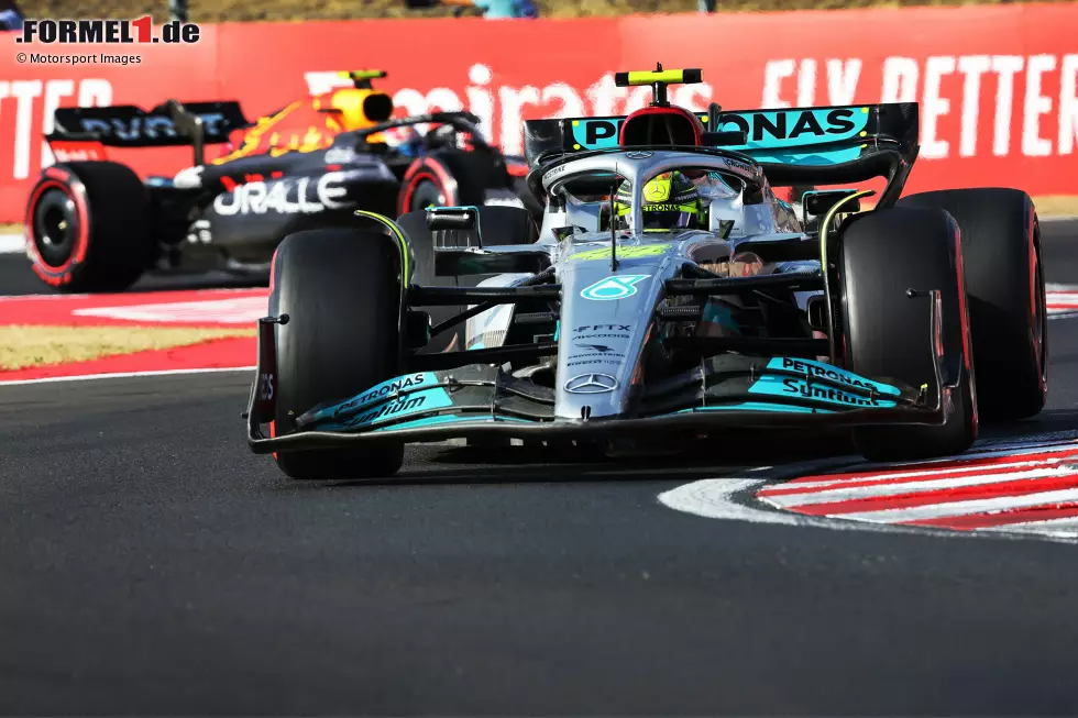 Foto zur News: Lewis Hamilton (Mercedes) und Sergio Perez (Red Bull)