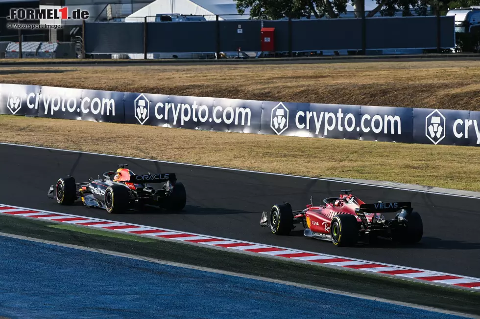 Foto zur News: Max Verstappen (Red Bull) und Charles Leclerc (Ferrari)