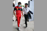 Foto zur News: Charles Leclerc (Ferrari) mit FIA-Präsident Mohammed bin Sulayem