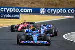 Foto zur News: Esteban Ocon (Alpine), Fernando Alonso (Alpine) und Charles Leclerc (Ferrari)