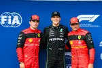 Foto zur News: Charles Leclerc (Ferrari), George Russell (Mercedes) und Carlos Sainz (Ferrari)