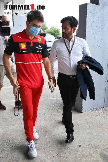 Foto zur News: Charles Leclerc (Ferrari) mit FIA-Präsident Mohammed bin Sulayem