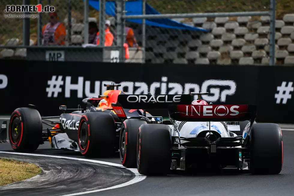 Foto zur News: Max Verstappen (Red Bull) und George Russell (Mercedes)