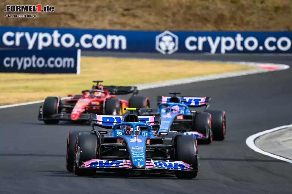 Foto zur News: Esteban Ocon (Alpine), Fernando Alonso (Alpine) und Charles Leclerc (Ferrari)