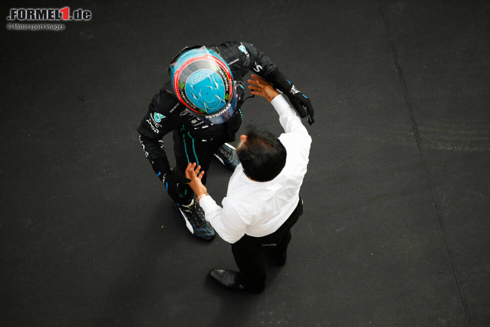 Foto zur News: George Russell (Mercedes) mit FIA-Präsident Mohammed bin Sulayem