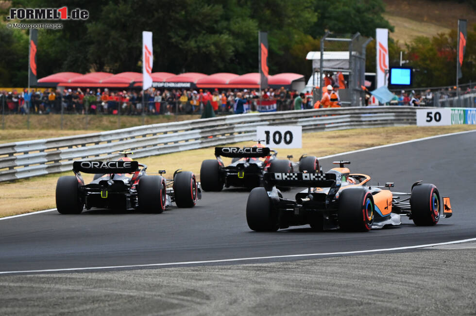 Foto zur News: Max Verstappen (Red Bull), Sergio Perez (Red Bull) und Daniel Ricciardo (McLaren)