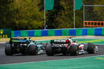 Foto zur News: Guanyu Zhou (Alfa Romeo) und Sebastian Vettel (Aston Martin)
