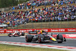 Foto zur News: Sergio Perez (Red Bull) und Kevin Magnussen (Haas)