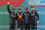 Foto zur News: Lewis Hamilton (Mercedes), Max Verstappen (Red Bull), Adrian Newey und George Russell (Mercedes)