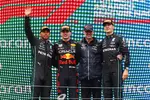 Foto zur News: Lewis Hamilton (Mercedes), Max Verstappen (Red Bull), Adrian Newey und George Russell (Mercedes)