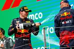 Foto zur News: Max Verstappen (Red Bull) und Adrian Newey