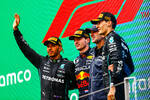 Foto zur News: Lewis Hamilton (Mercedes), Max Verstappen (Red Bull), Adrian Newey und George Russell (Mercedes)