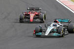 Foto zur News: George Russell (Mercedes) und Charles Leclerc (Ferrari)