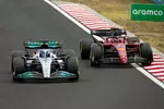 Foto zur News: George Russell (Mercedes) und Charles Leclerc (Ferrari)