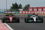 Foto zur News: Charles Leclerc (Ferrari) und George Russell (Mercedes)