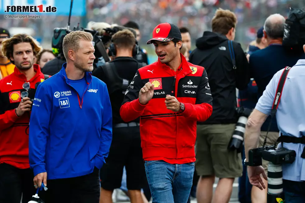 Foto zur News: Carlos Sainz (Ferrari) und Kevin Magnussen (Haas)