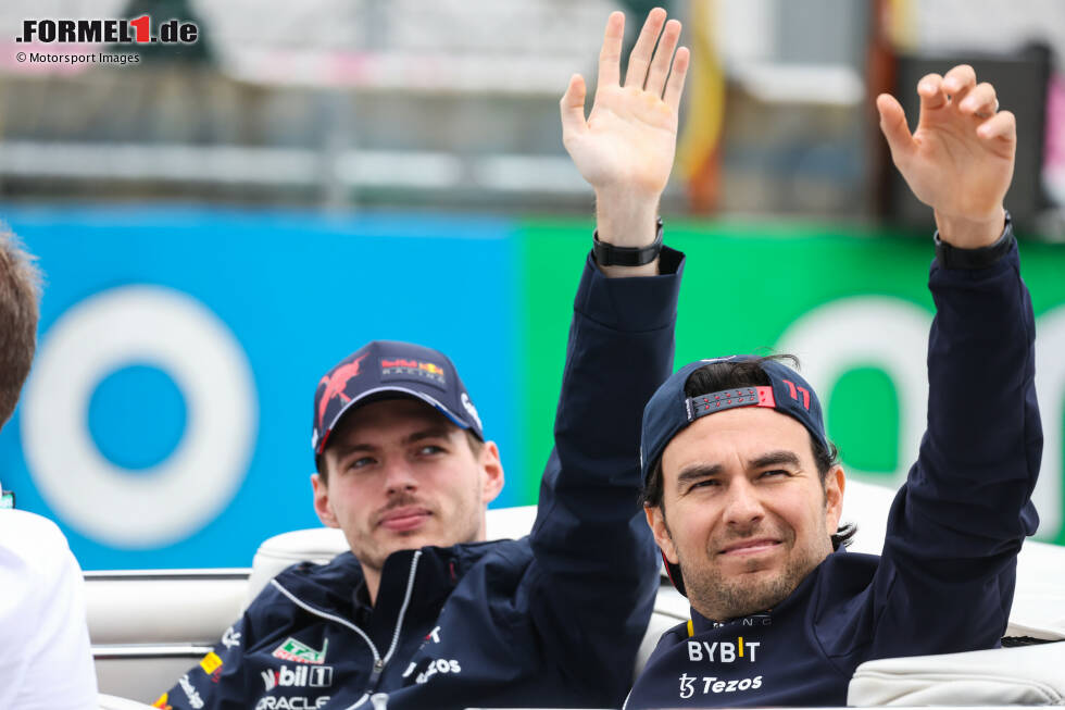 Foto zur News: Sergio Perez (Red Bull) und Max Verstappen (Red Bull)